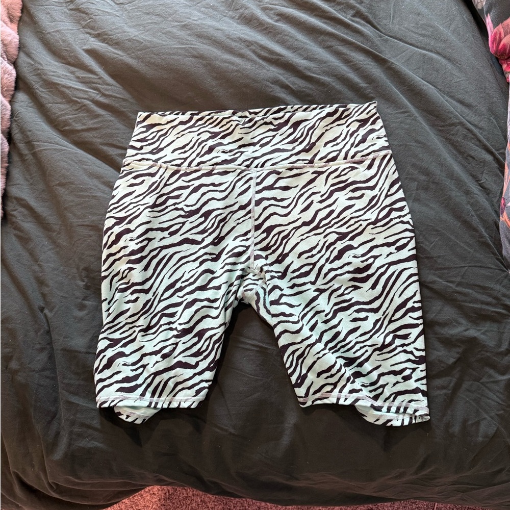 Fabletics Powerhold Zebra Print Biker Shorts. 9inch XXL